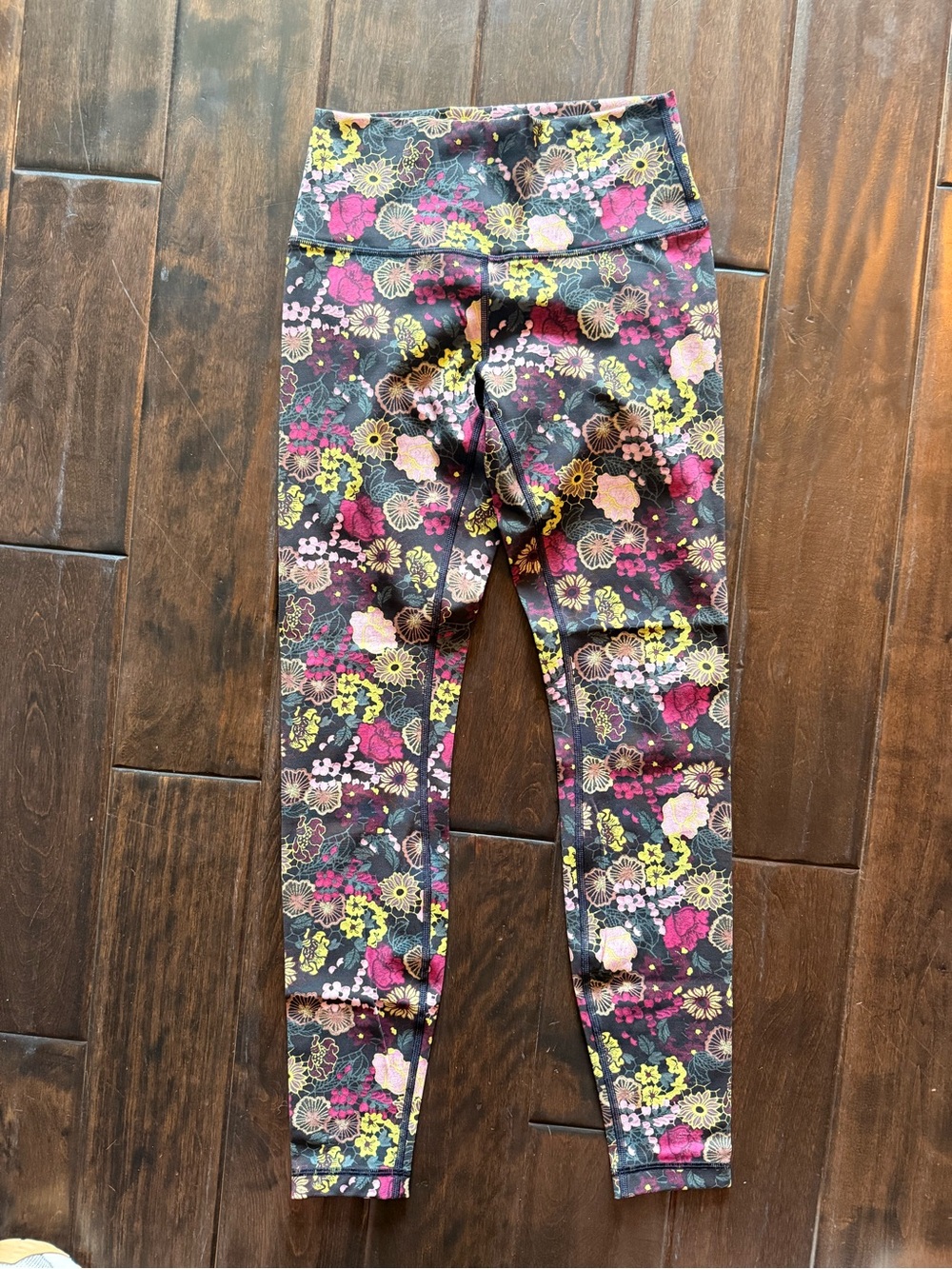 Lululemon wonder under high rise l. 26” inseam. Size 4. Black and floral